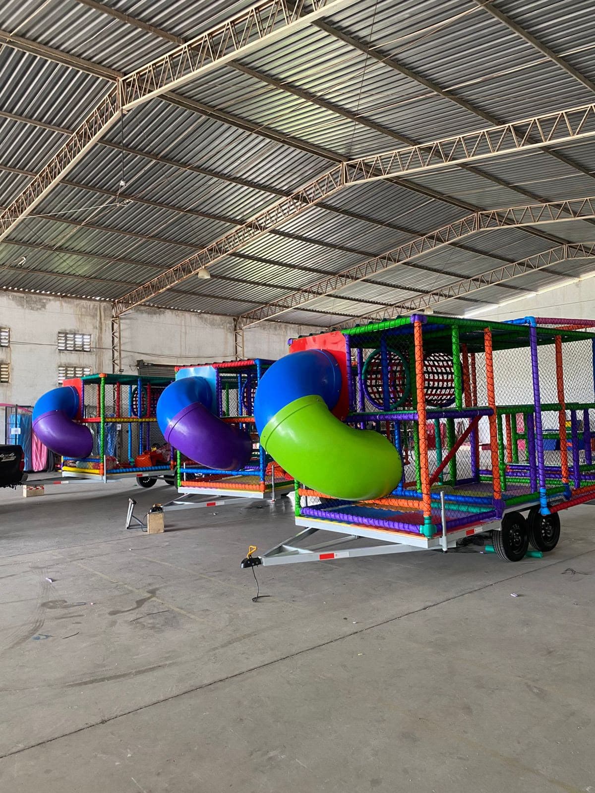 Fábrica Billy Brinquedos com diferentes modelos de Kid Play Móvel prontos para operação