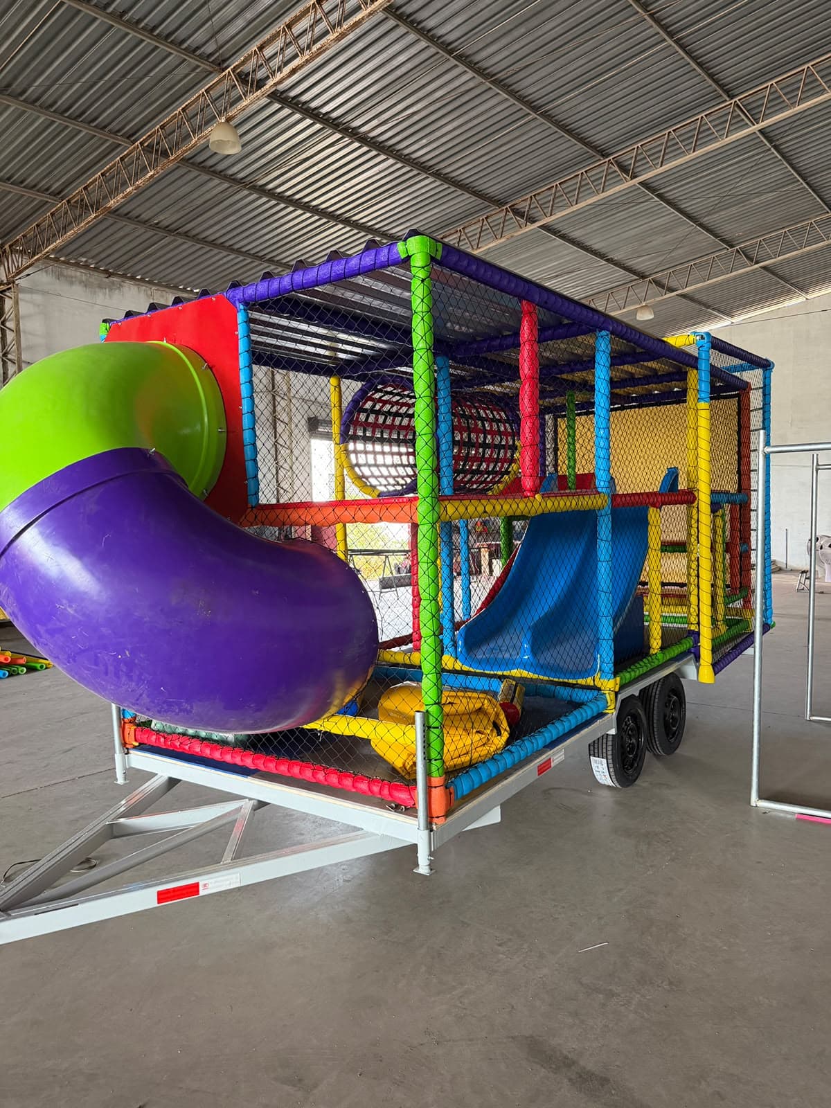 Estrutura recreativa infantil com 2 andares sobre carreta, ideal para ações em condomínios