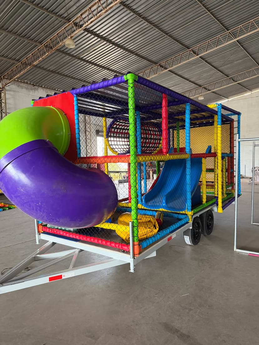 Vista lateral do Kid Play Móvel com 2 andares, redes de proteção e circuito recreativo infantil