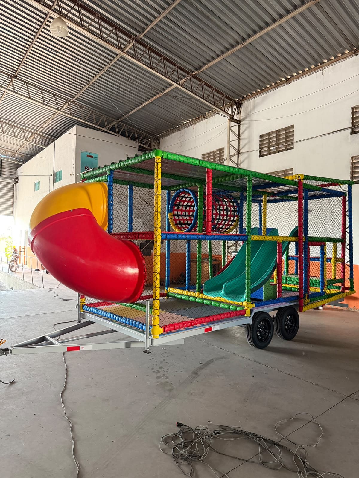 Brinquedo infantil móvel sobre carreta, modelo compacto vermelho e amarelo para festas e aniversários